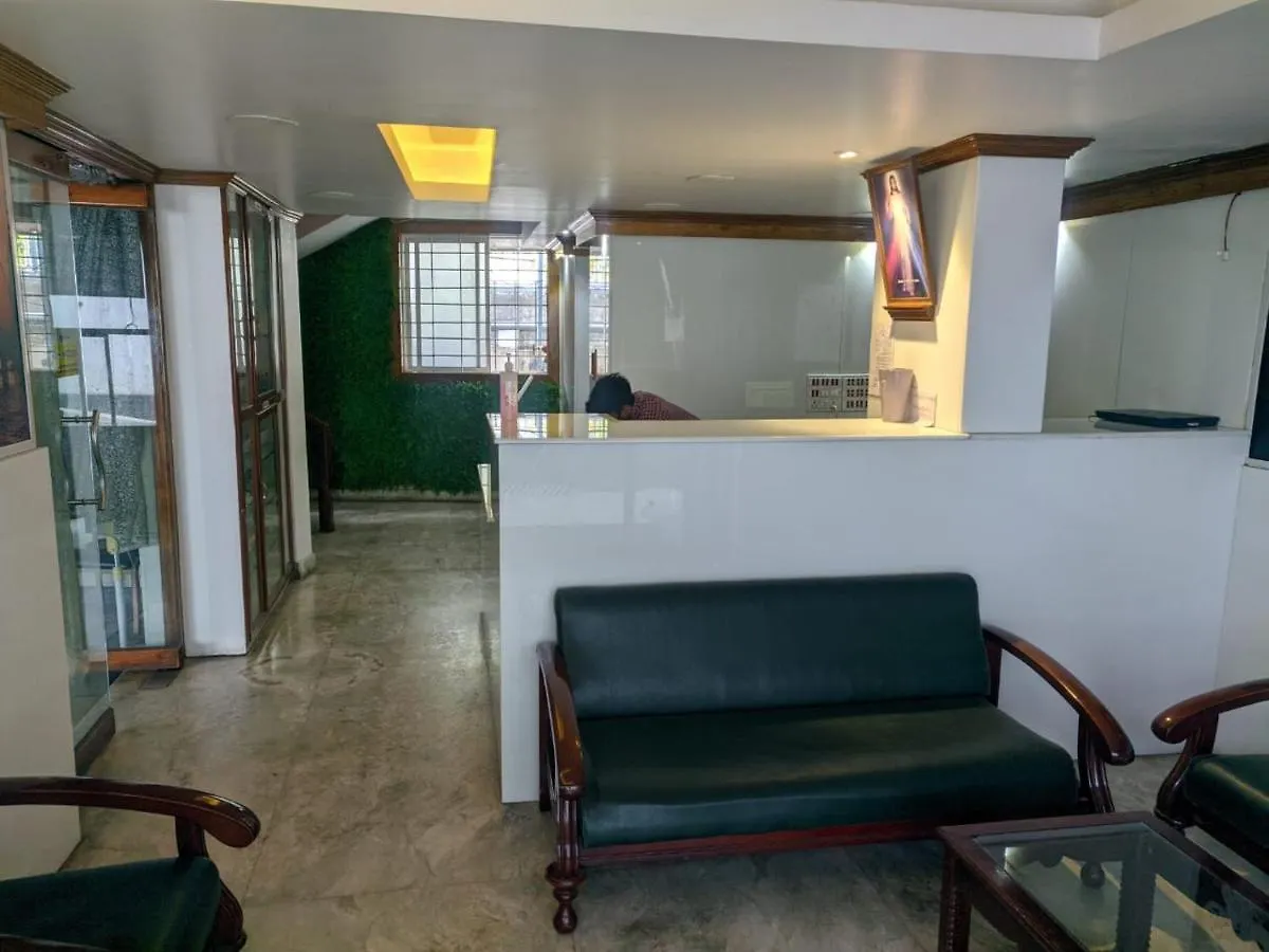 Hotel Sunnys Kochi 2*,
